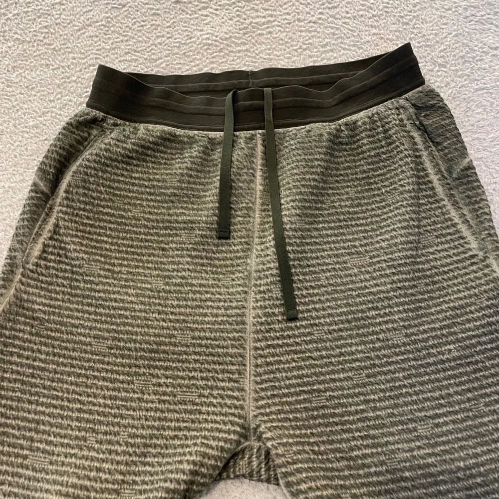 Nike Yoga Dri-FIT 3/4 Pants Mens Small Olive Green Cropped Textured Joggers
